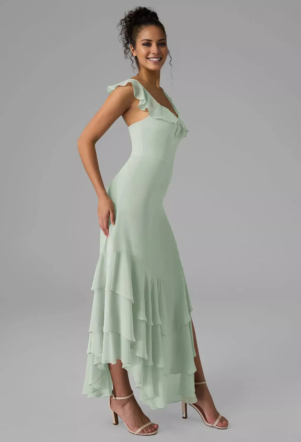 Vestido de dama de honor con escote cuadrado, hombros descubiertos, mangas con volantes, espalda descubierta, abertura lateral y largo hasta el suelo