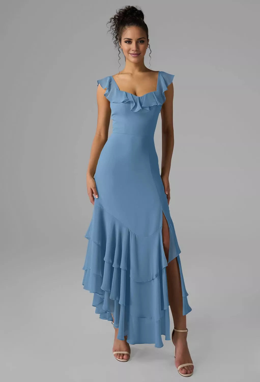 Vestido de dama de honor con escote cuadrado, hombros descubiertos, mangas con volantes, espalda descubierta, abertura lateral y largo hasta el suelo