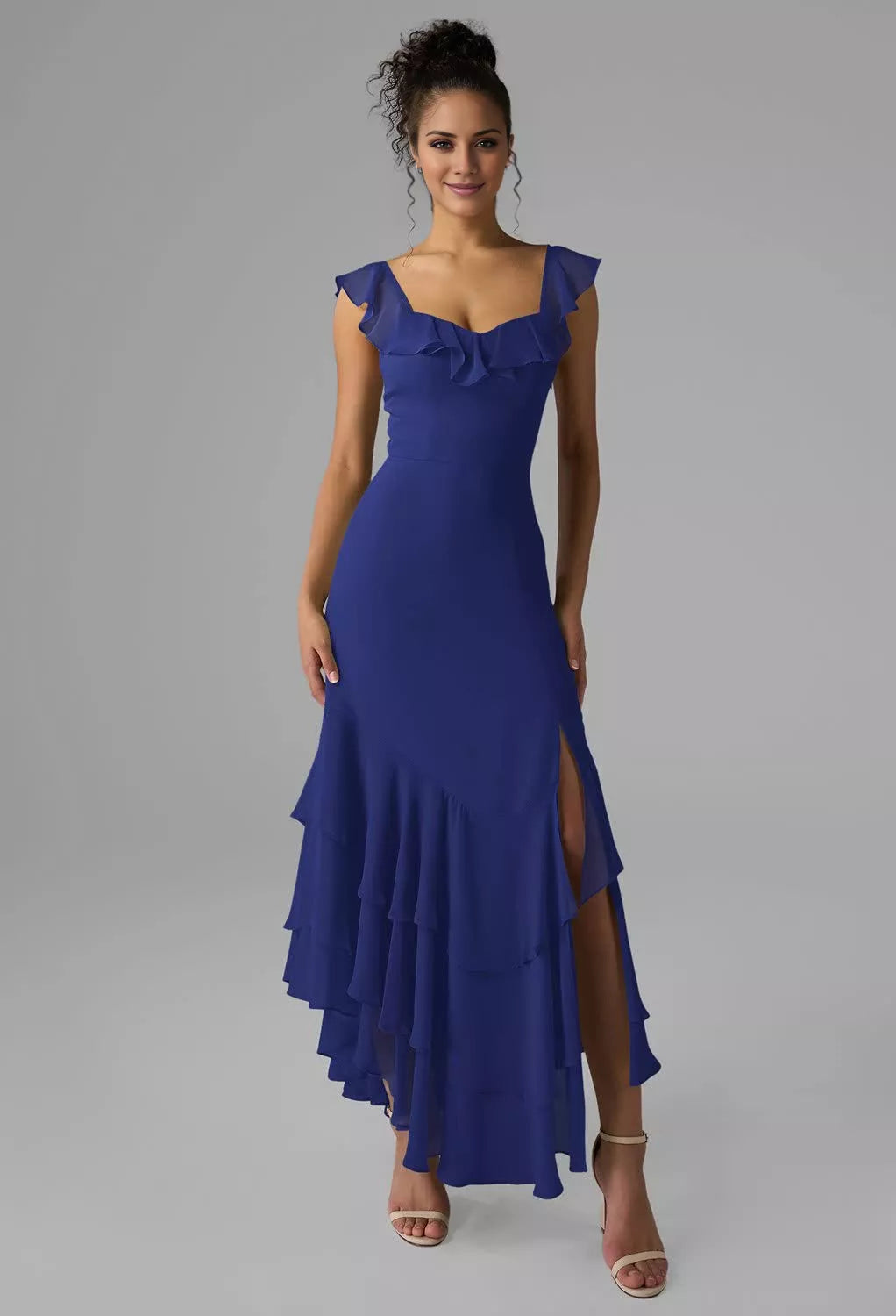 Vestido de dama de honor con escote cuadrado, hombros descubiertos, mangas con volantes, espalda descubierta, abertura lateral y largo hasta el suelo