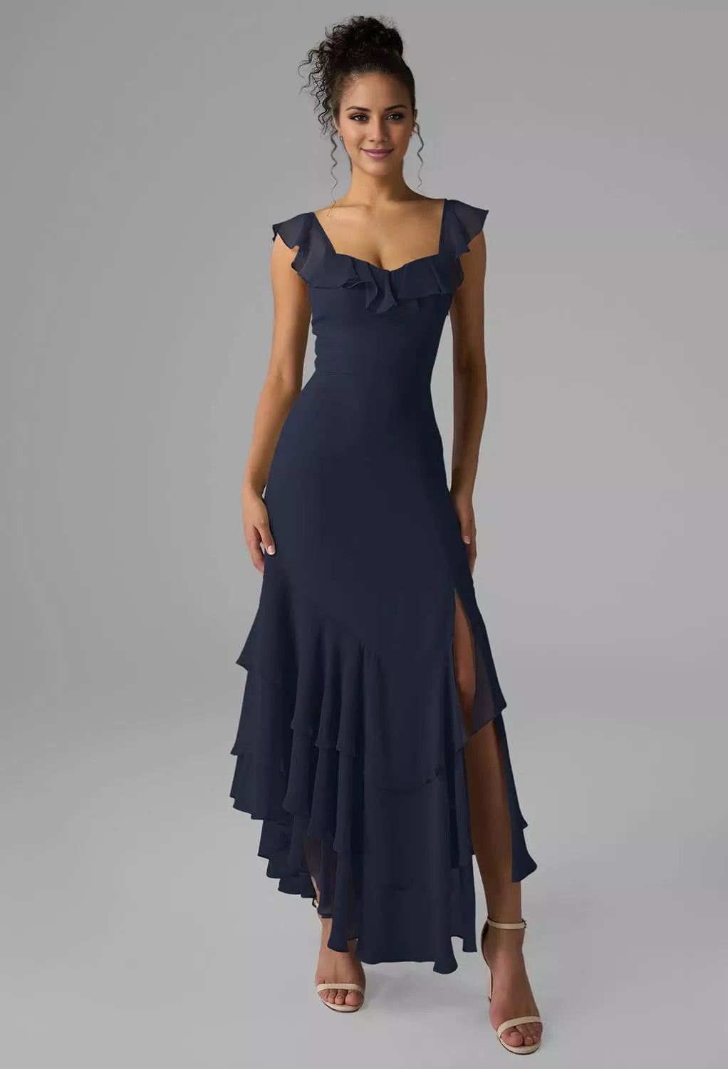 Vestido de dama de honor con escote cuadrado, hombros descubiertos, mangas con volantes, espalda descubierta, abertura lateral y largo hasta el suelo