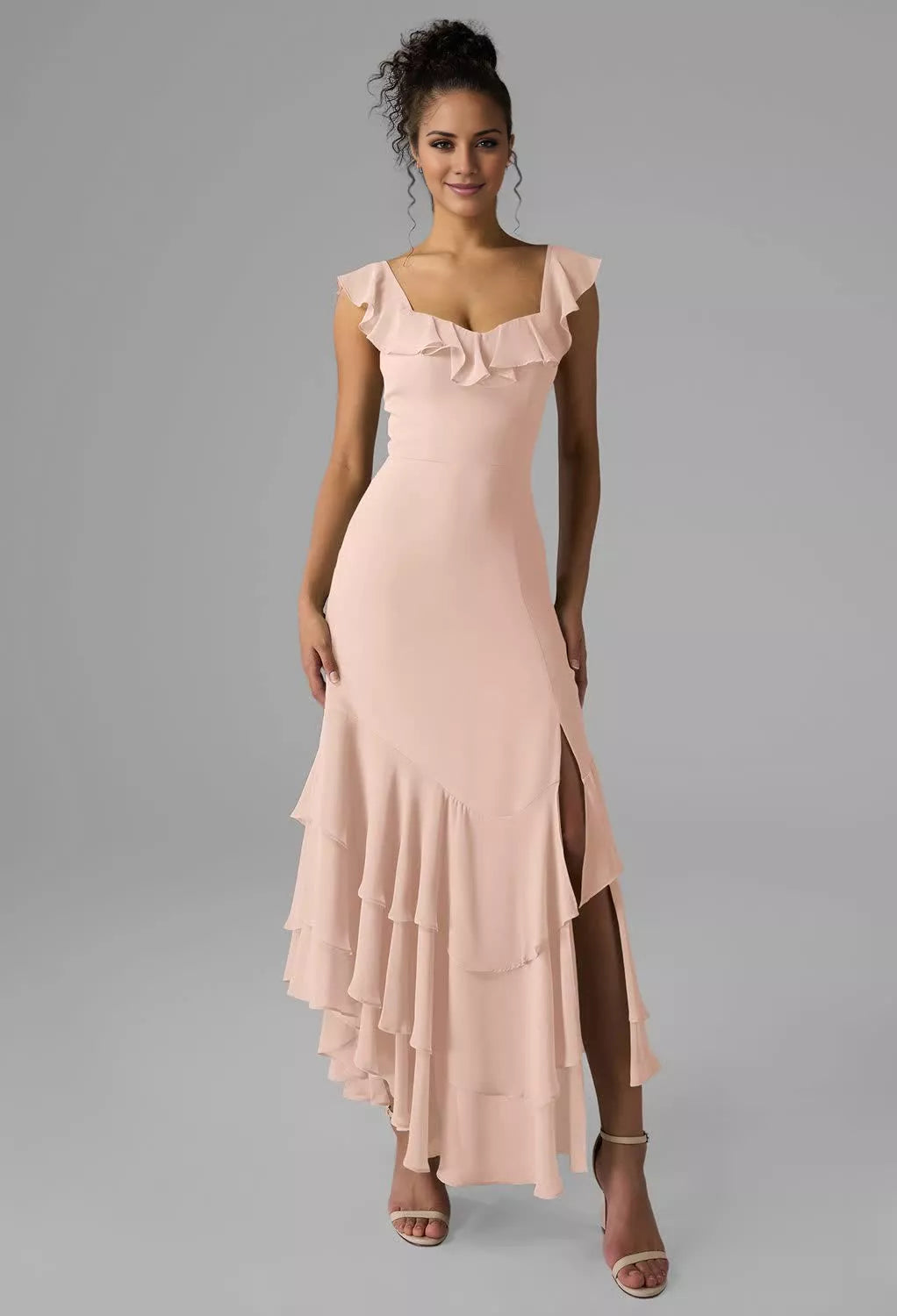 Vestido de dama de honor con escote cuadrado, hombros descubiertos, mangas con volantes, espalda descubierta, abertura lateral y largo hasta el suelo