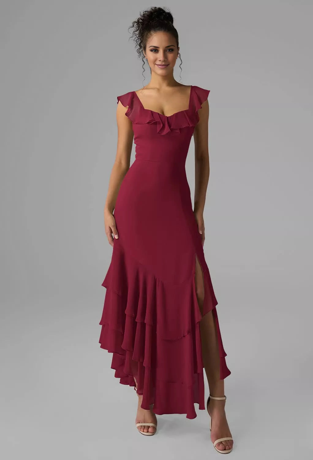 Vestido de dama de honor con escote cuadrado, hombros descubiertos, mangas con volantes, espalda descubierta, abertura lateral y largo hasta el suelo