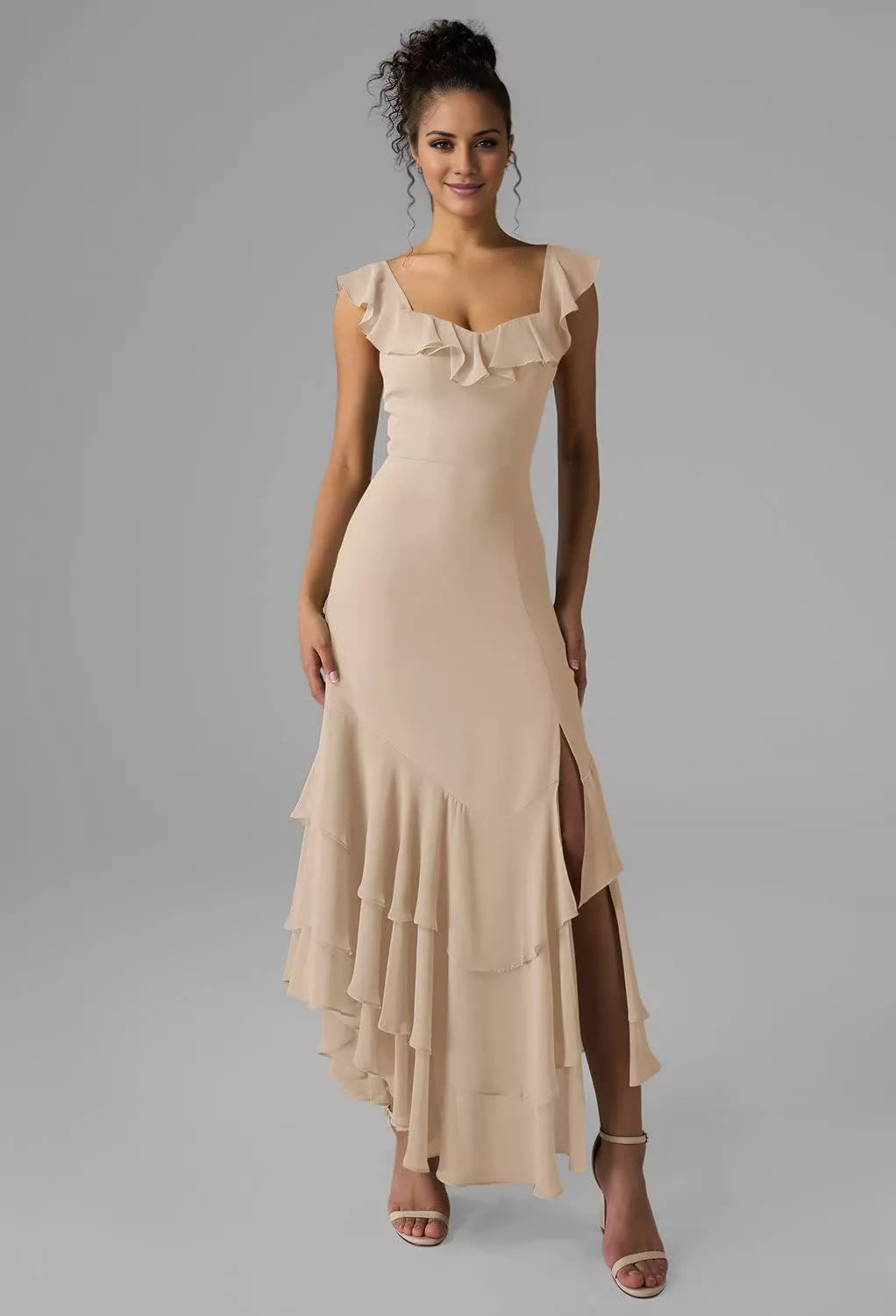 Vestido de dama de honor con escote cuadrado, hombros descubiertos, mangas con volantes, espalda descubierta, abertura lateral y largo hasta el suelo