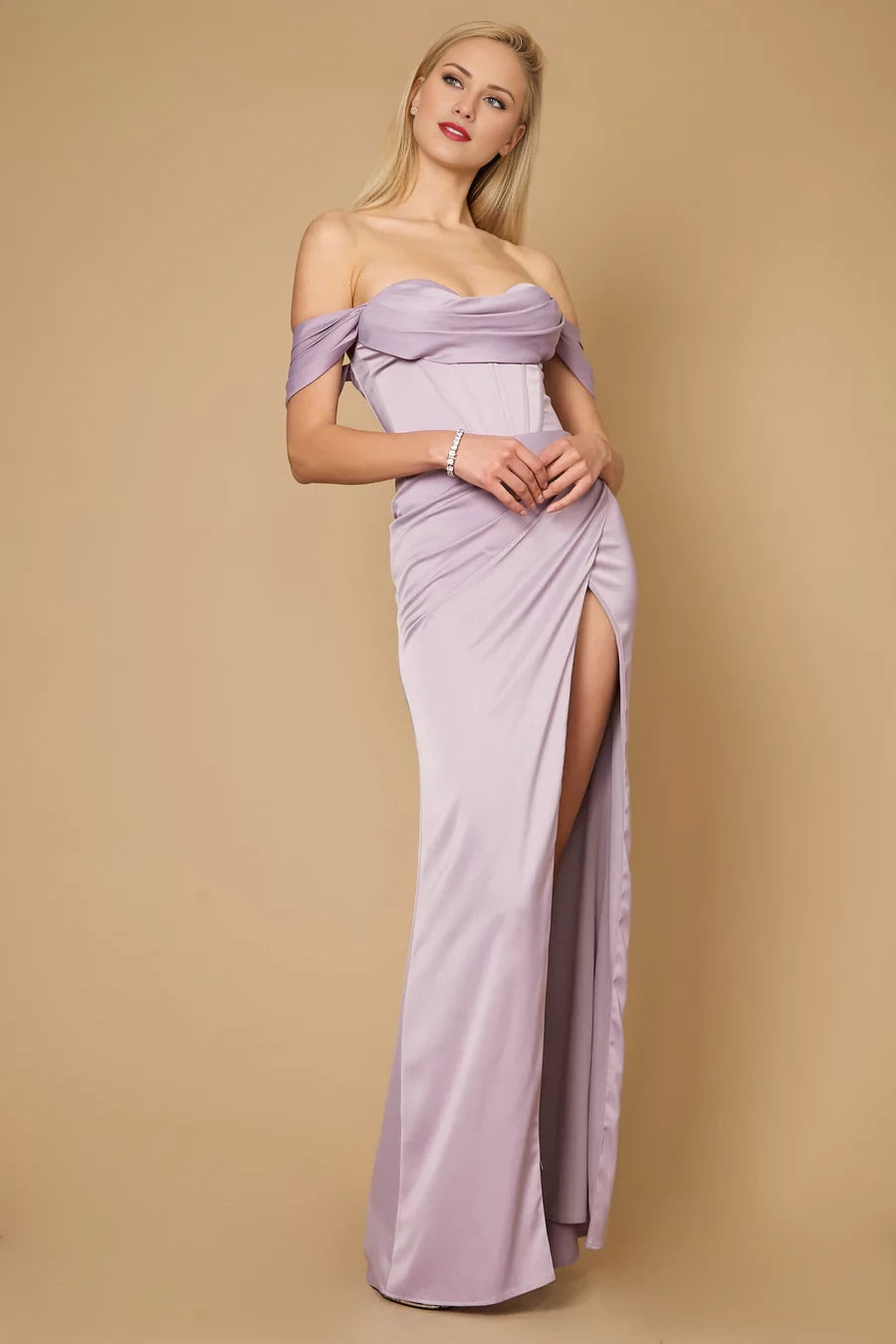 Vestido de fiesta largo hasta el suelo, sin mangas, con escote cuadrado, hombros descubiertos y espalda descubierta con abertura lateral. 