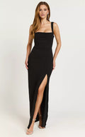 Vestido de fiesta largo hasta el suelo, sin mangas, con escote cuadrado, hombros descubiertos y espalda descubierta con abertura lateral. 