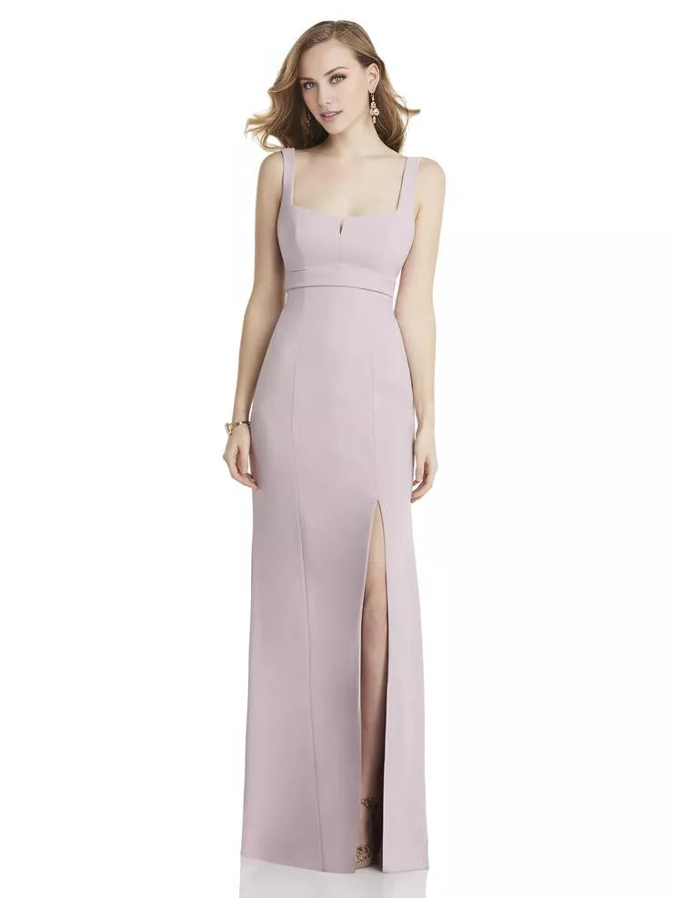 Vestido de fiesta largo hasta el suelo, sin mangas, con escote cuadrado, hombros descubiertos y espalda descubierta con abertura lateral. 