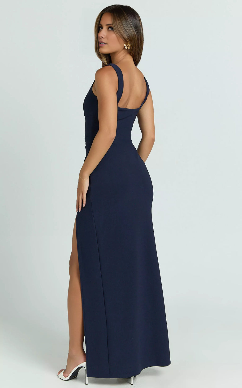 Vestido de fiesta largo hasta el suelo, sin mangas, con escote cuadrado, hombros descubiertos y espalda descubierta con abertura lateral. 