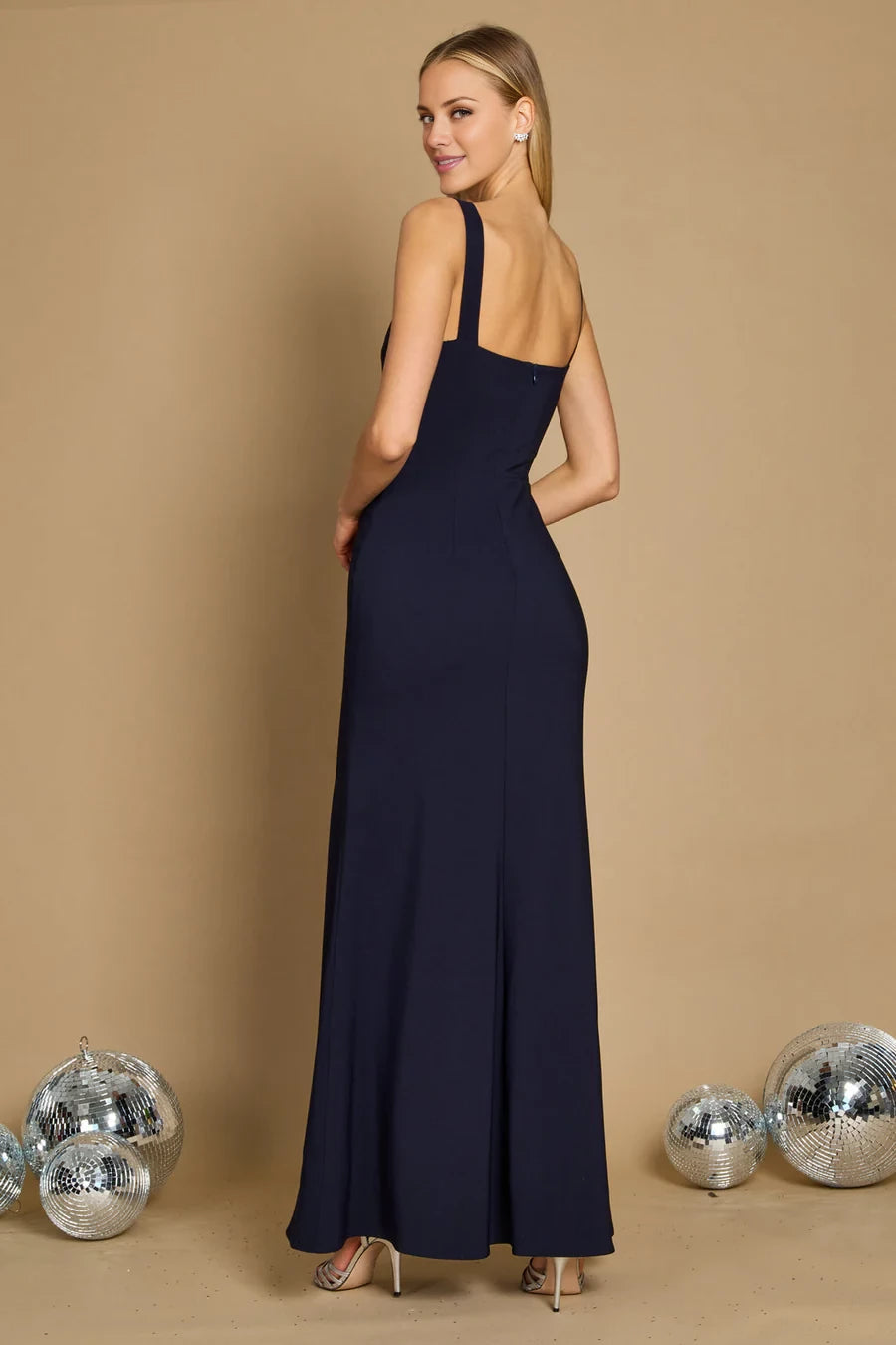 Vestido de fiesta largo hasta el suelo, sin mangas, con escote cuadrado, hombros descubiertos y espalda descubierta con abertura lateral. 