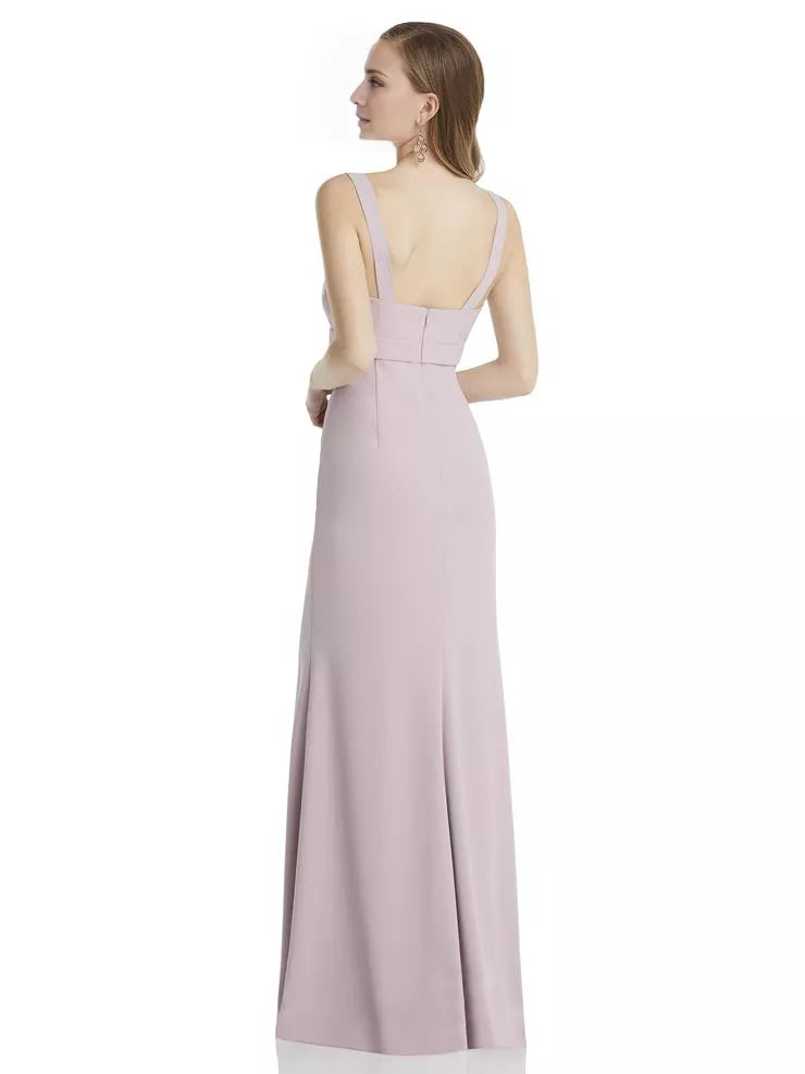 Vestido de fiesta largo hasta el suelo, sin mangas, con escote cuadrado, hombros descubiertos y espalda descubierta con abertura lateral. 