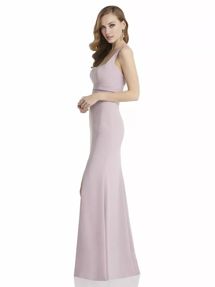 Vestido de fiesta largo hasta el suelo, sin mangas, con escote cuadrado, hombros descubiertos y espalda descubierta con abertura lateral. 
