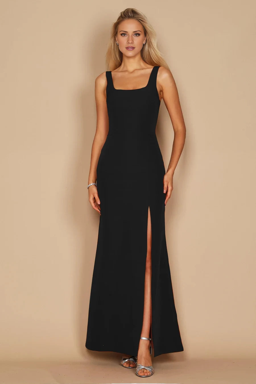 Vestido de fiesta largo hasta el suelo, sin mangas, con escote cuadrado, hombros descubiertos y espalda descubierta con abertura lateral. 