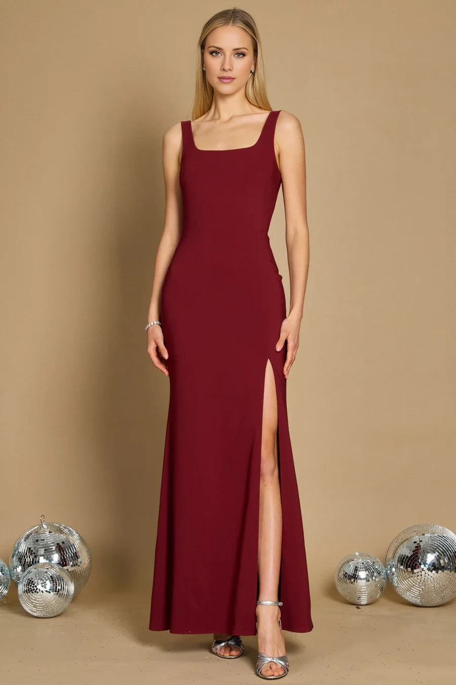 Vestido de fiesta largo hasta el suelo, sin mangas, con escote cuadrado, hombros descubiertos y espalda descubierta con abertura lateral. 