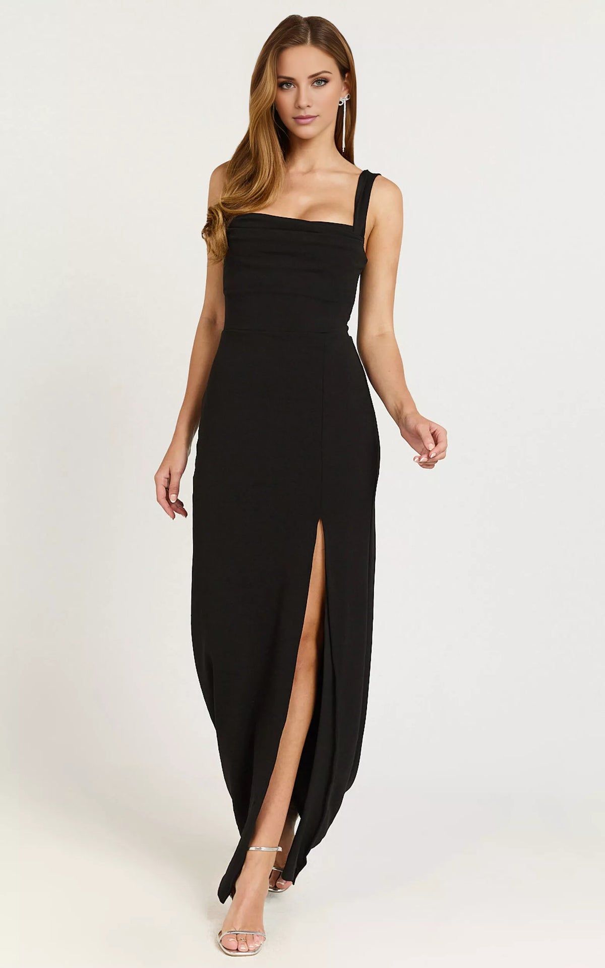 Vestido de fiesta largo hasta el suelo, sin mangas, con escote cuadrado, hombros descubiertos y espalda descubierta con abertura lateral. 