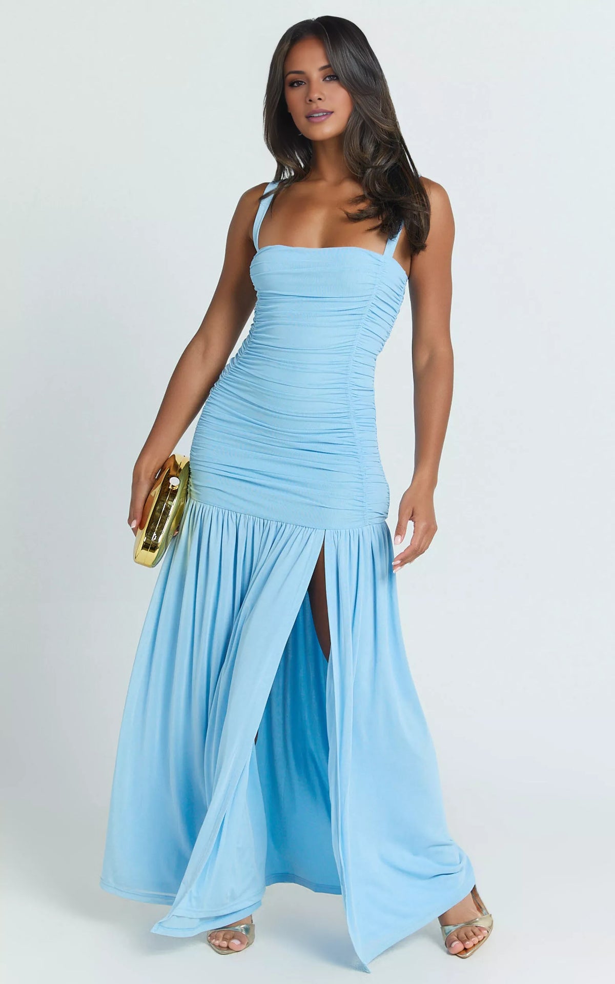 Vestido de fiesta sin mangas, escote cuadrado, hombros descubiertos, detalles plisados, espalda descubierta, abertura lateral y largo hasta el suelo.