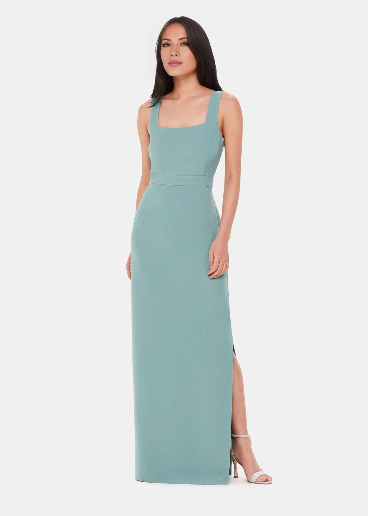 Vestido de fiesta largo hasta el suelo, sin mangas, con escote cuadrado y abertura lateral. 
