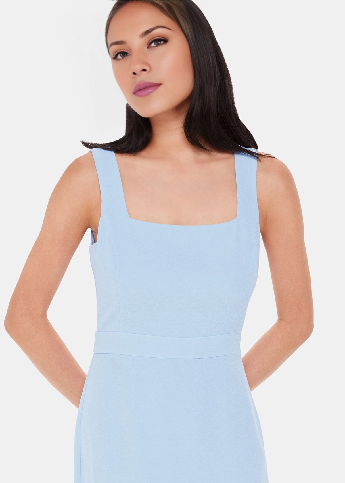 Vestido de fiesta largo hasta el suelo, sin mangas, con escote cuadrado y abertura lateral. 