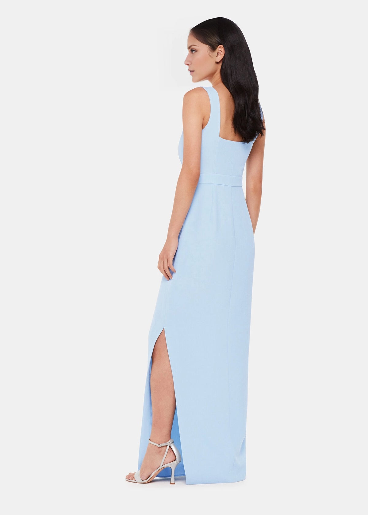 Vestido de fiesta largo hasta el suelo, sin mangas, con escote cuadrado y abertura lateral. 