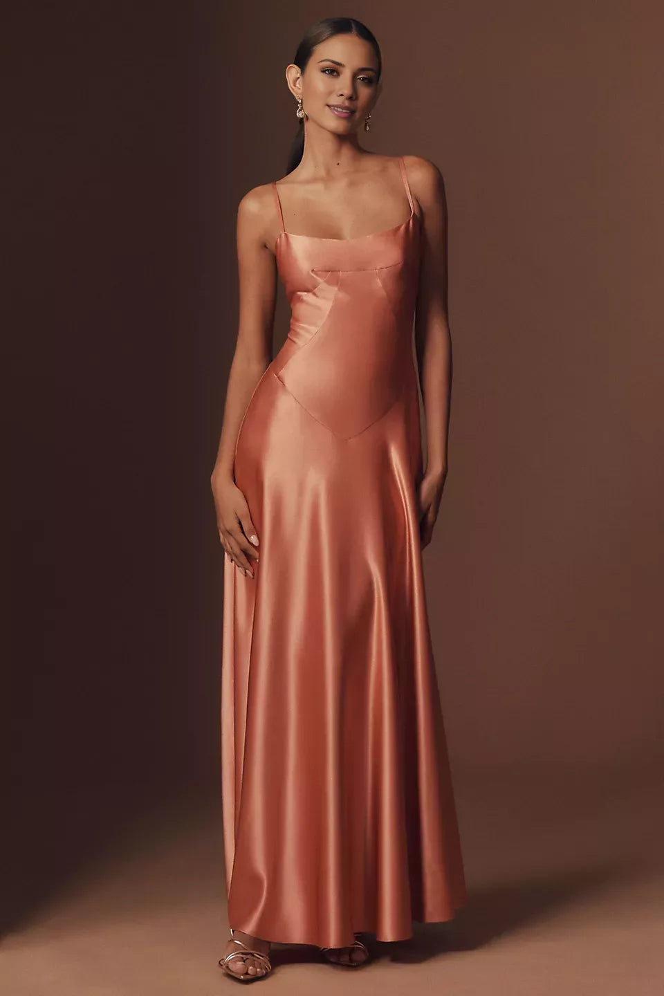 Vestido de fiesta sin mangas, con escote cuadrado, hombros descubiertos, tirantes finos, espalda descubierta y largo hasta el suelo 