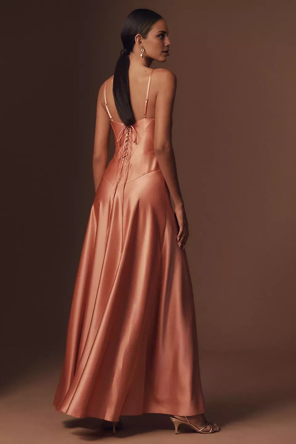 Vestido de fiesta sin mangas, con escote cuadrado, hombros descubiertos, tirantes finos, espalda descubierta y largo hasta el suelo 