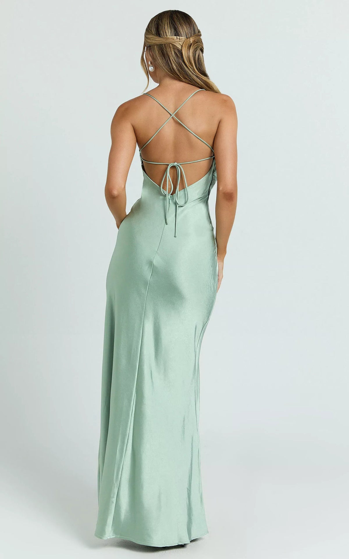 Vestido de fiesta sin mangas, con escote cuadrado, hombros descubiertos, tirantes finos, espalda descubierta y largo hasta el suelo 
