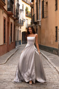 Vestido de noche largo hasta el suelo, sin mangas, con escote cuadrado, hombros descubiertos y tirantes finos. 