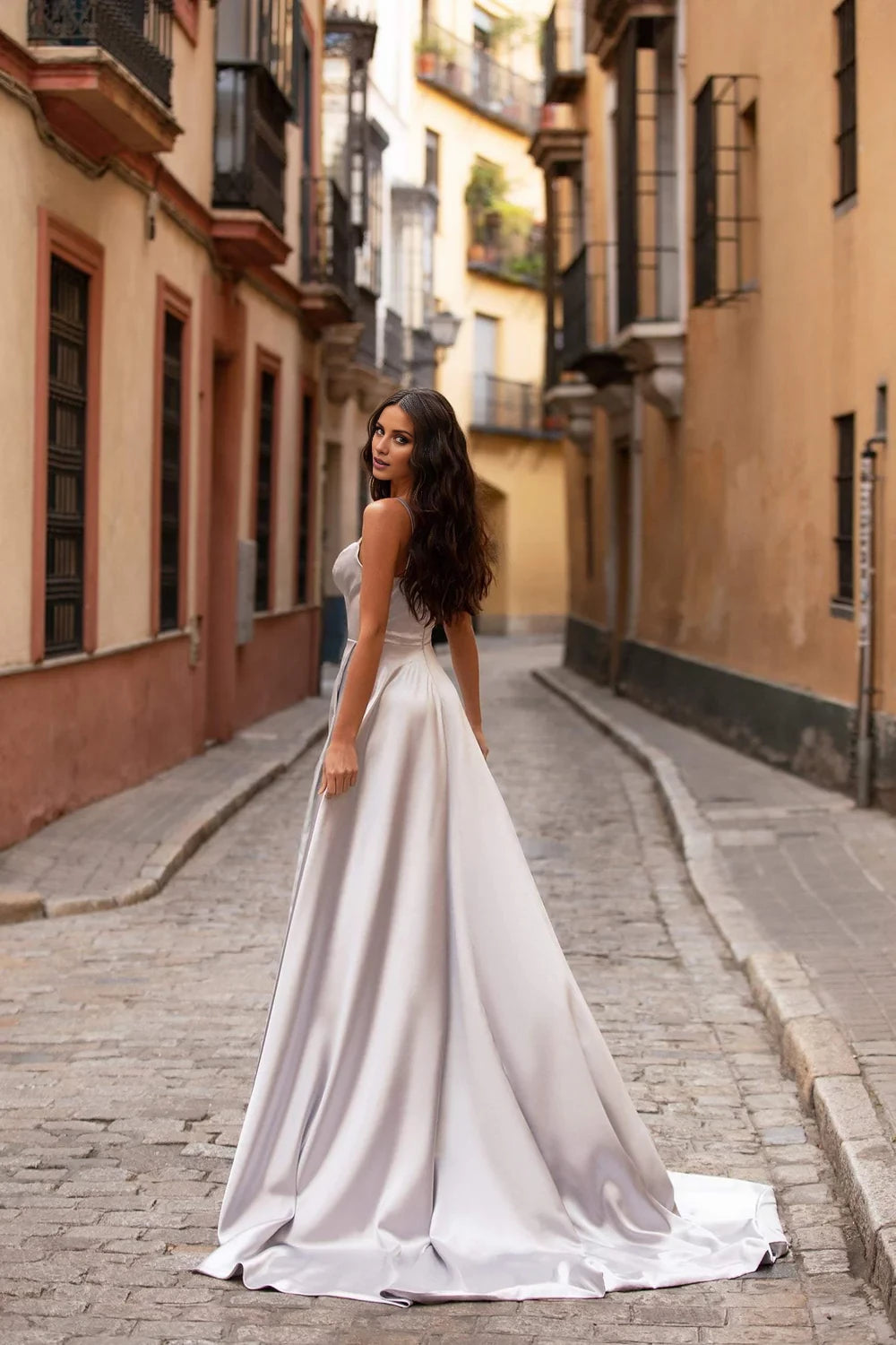 Vestido de noche largo hasta el suelo, sin mangas, con escote cuadrado, hombros descubiertos y tirantes finos. 