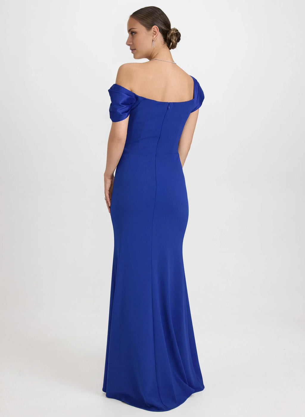 Vestido de fiesta sin mangas con escote cuadrado, detalle plisado, espalda descubierta y largo hasta el suelo 