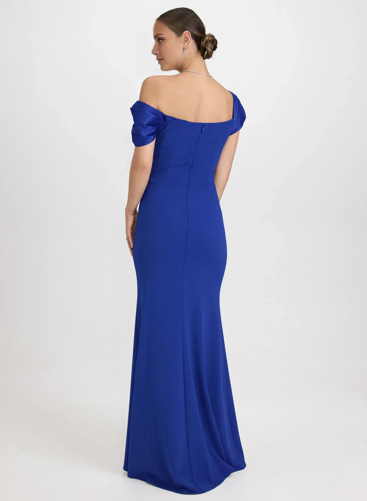 Vestido de fiesta sin mangas con escote cuadrado, detalle plisado, espalda descubierta y largo hasta el suelo 