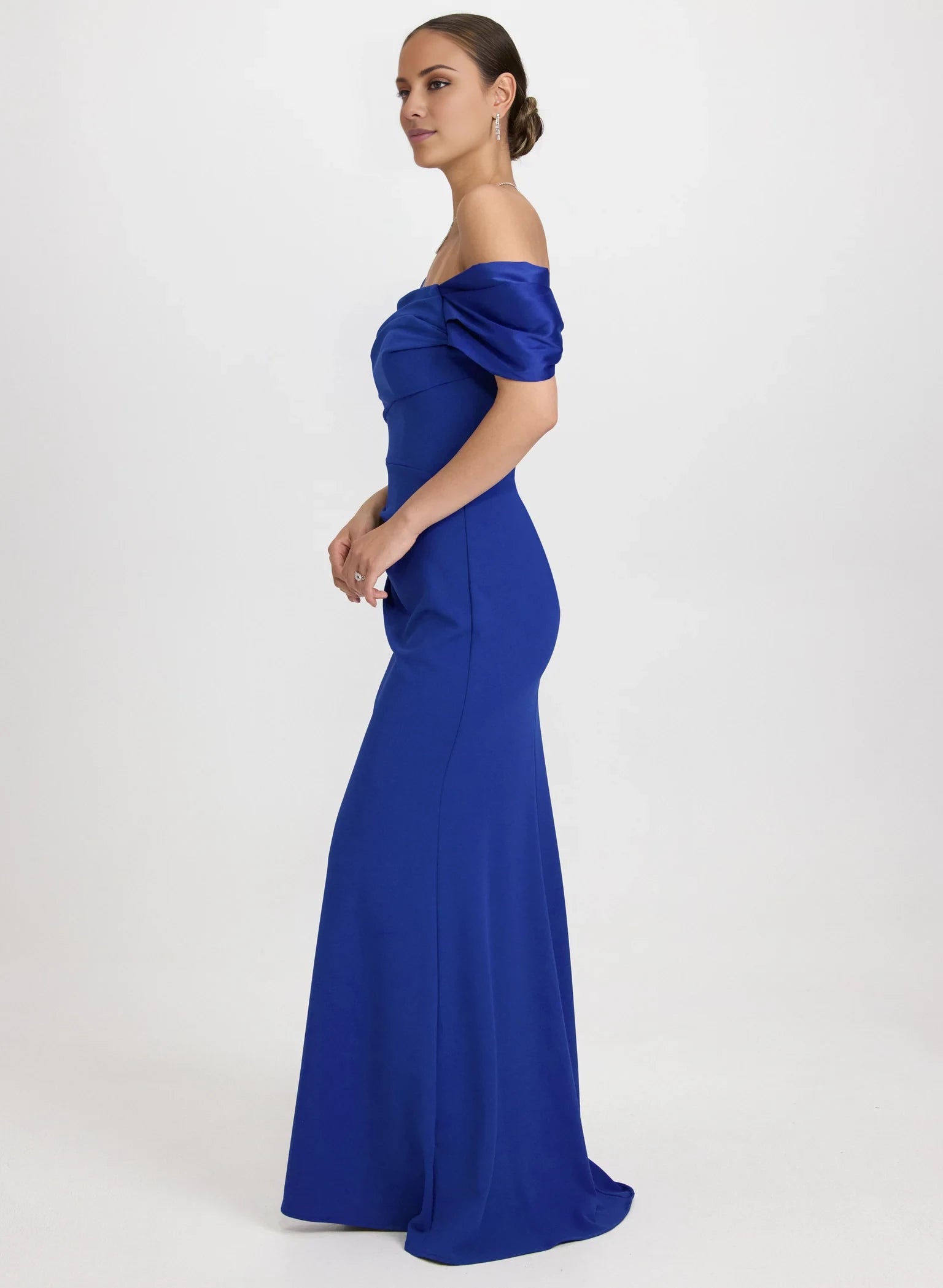 Vestido de fiesta sin mangas con escote cuadrado, detalle plisado, espalda descubierta y largo hasta el suelo 