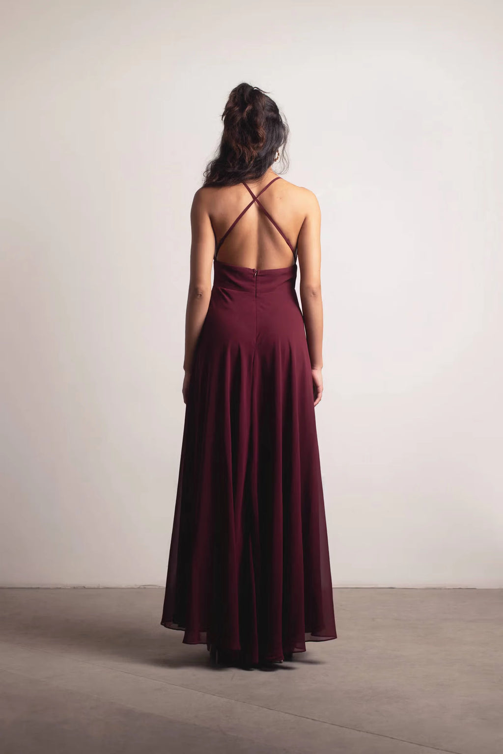 Vestido de fiesta con escote cuadrado, sin mangas, tirantes finos, sin espalda y largo hasta el suelo 