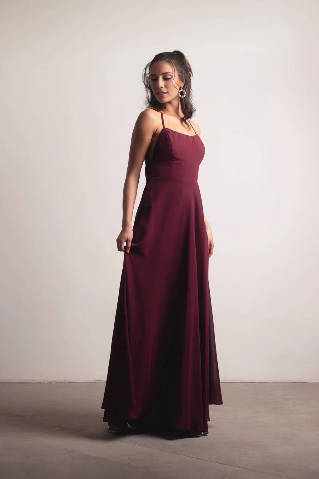 Vestido de fiesta con escote cuadrado, sin mangas, tirantes finos, sin espalda y largo hasta el suelo 