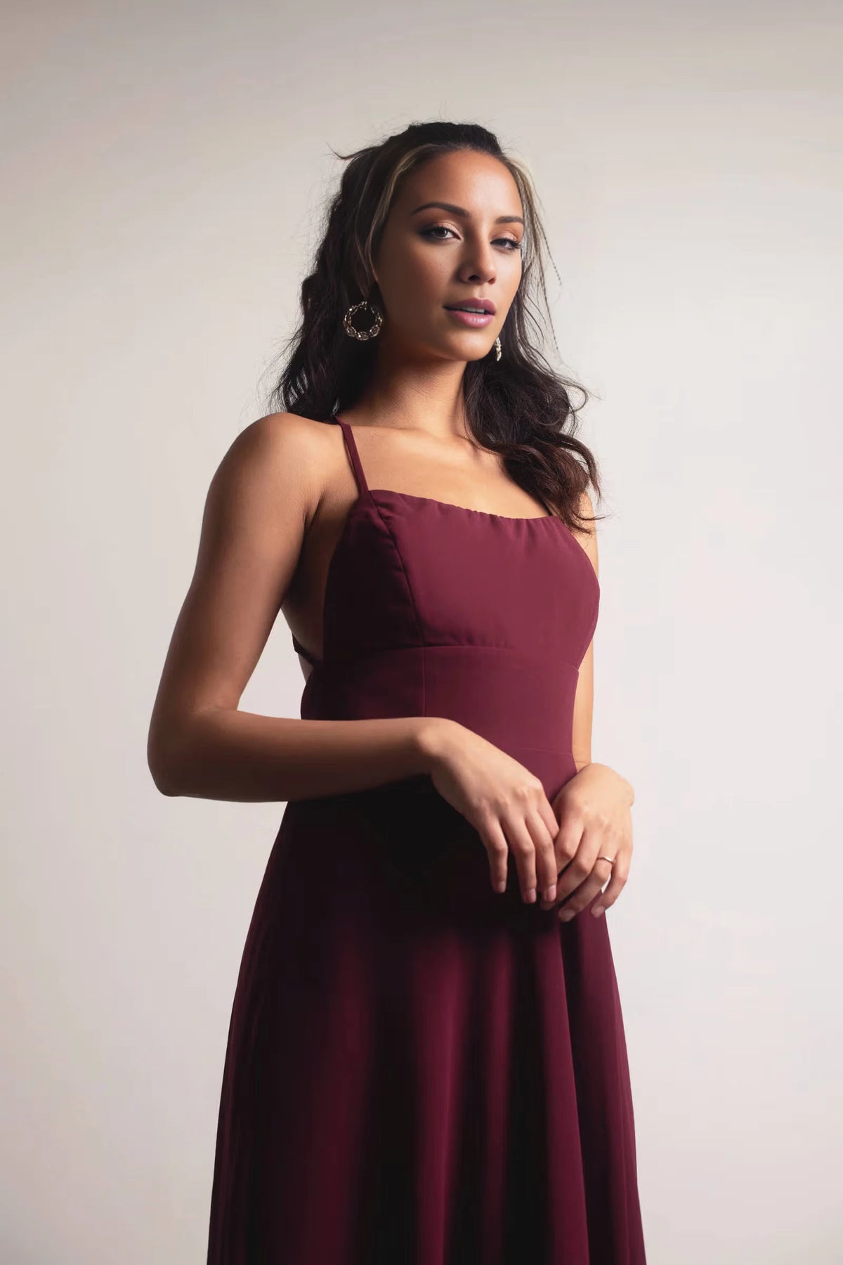 Vestido de fiesta con escote cuadrado, sin mangas, tirantes finos, sin espalda y largo hasta el suelo 