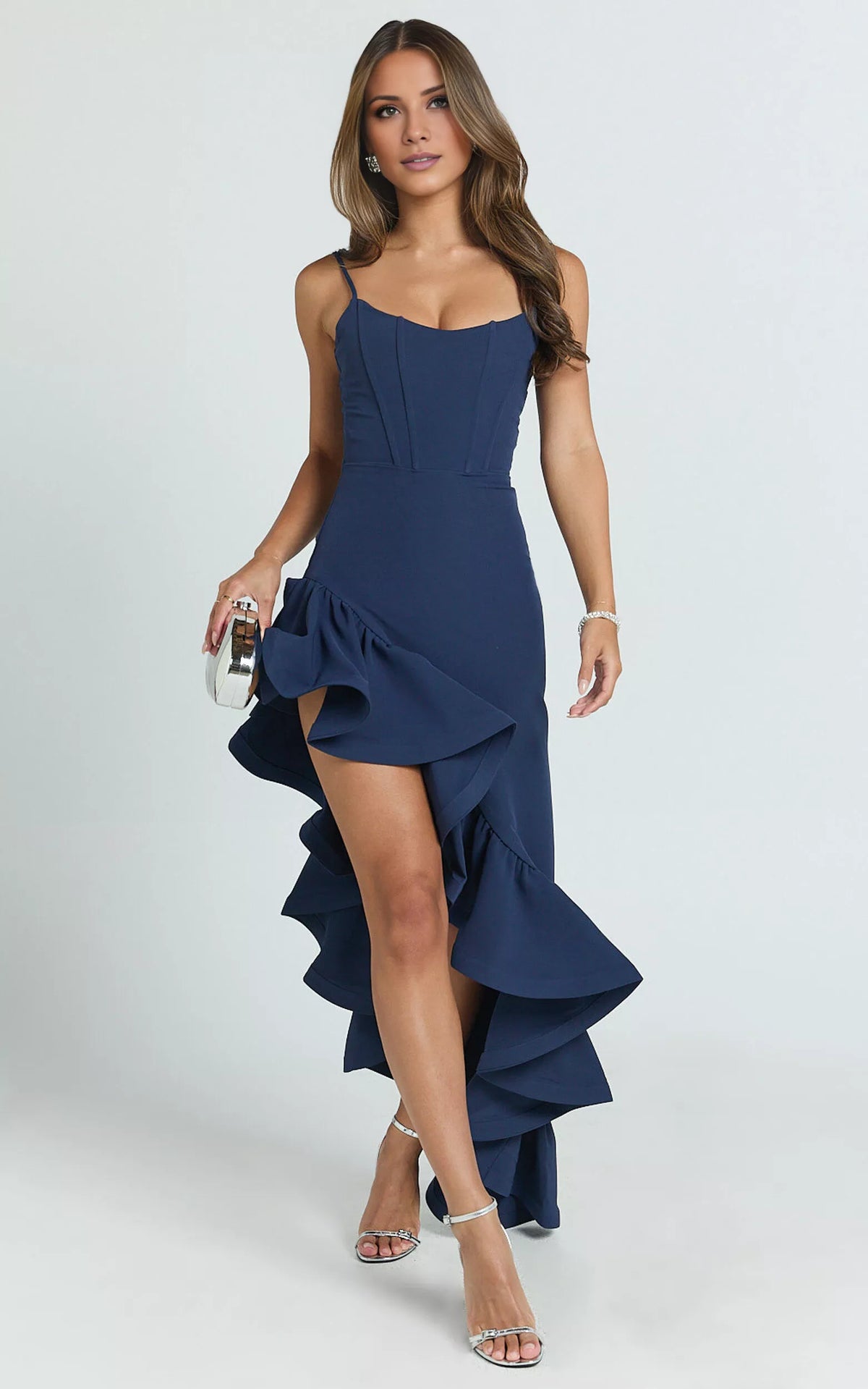 Vestido de fiesta largo hasta el suelo, con escote cuadrado, sin mangas, tirantes finos, espalda descubierta, borde con volantes y abertura lateral
