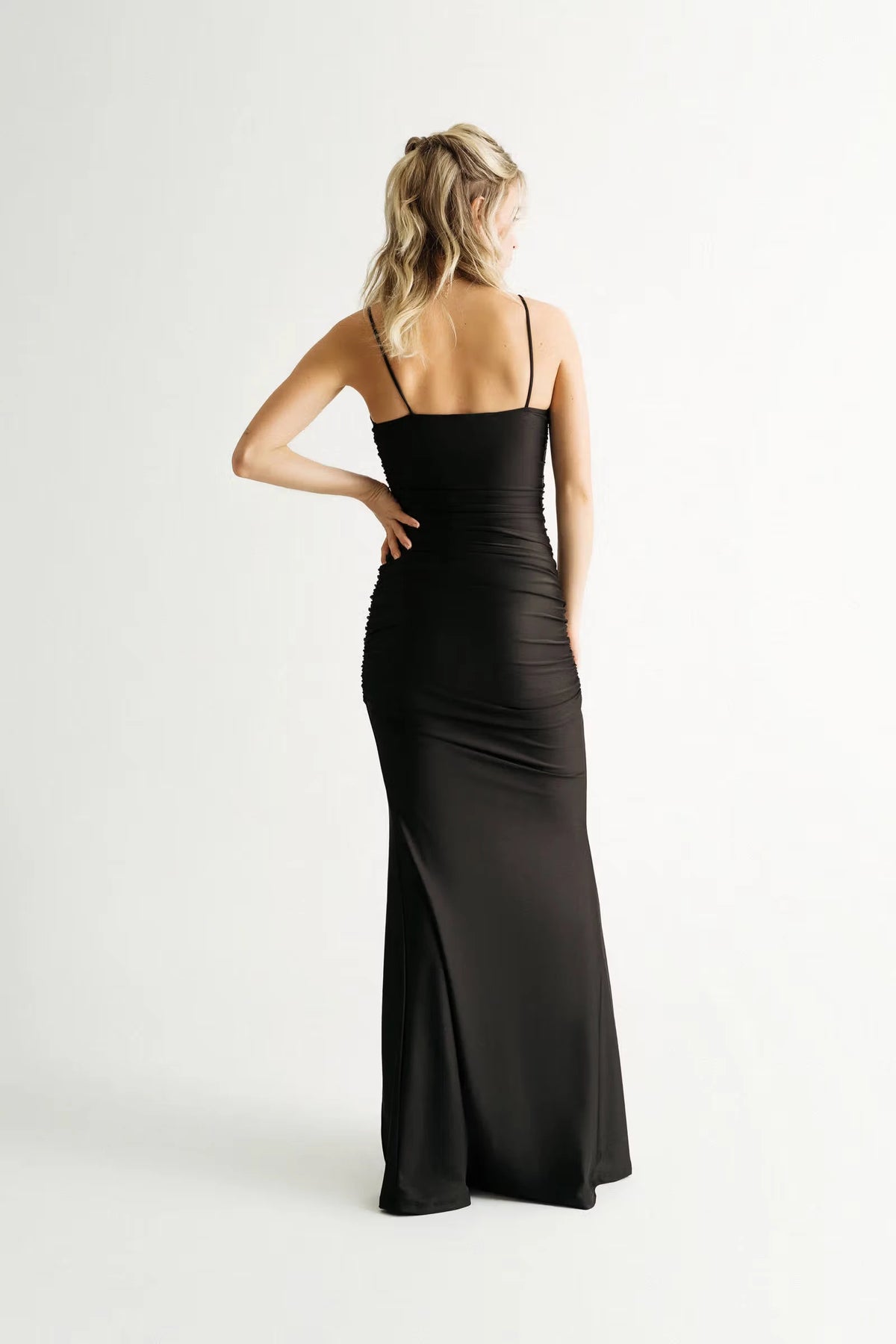 Vestido de fiesta largo hasta el suelo, con escote cuadrado, sin mangas, tirantes finos, espalda descubierta con abertura lateral 