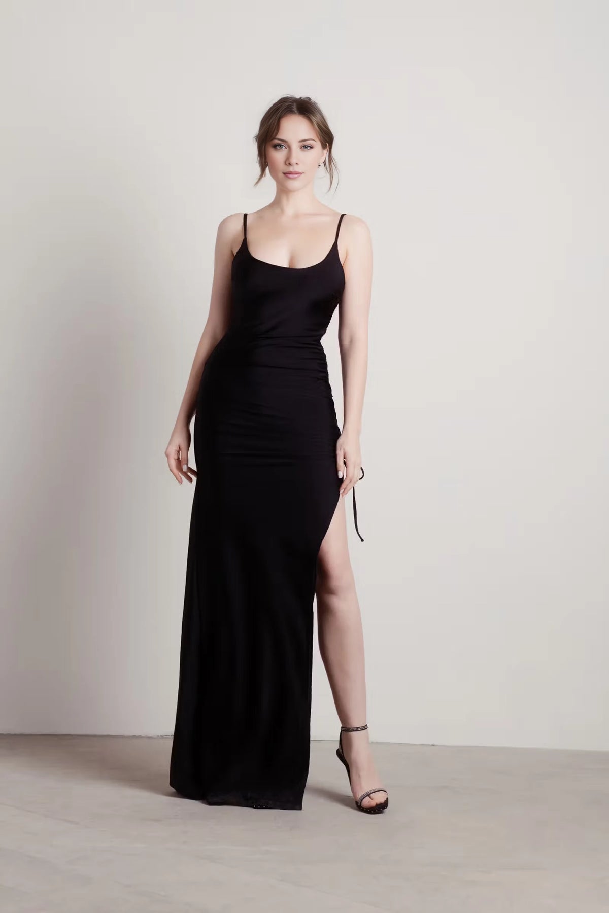 Vestido de fiesta largo hasta el suelo, con escote cuadrado, sin mangas, tirantes finos, espalda descubierta con abertura lateral 