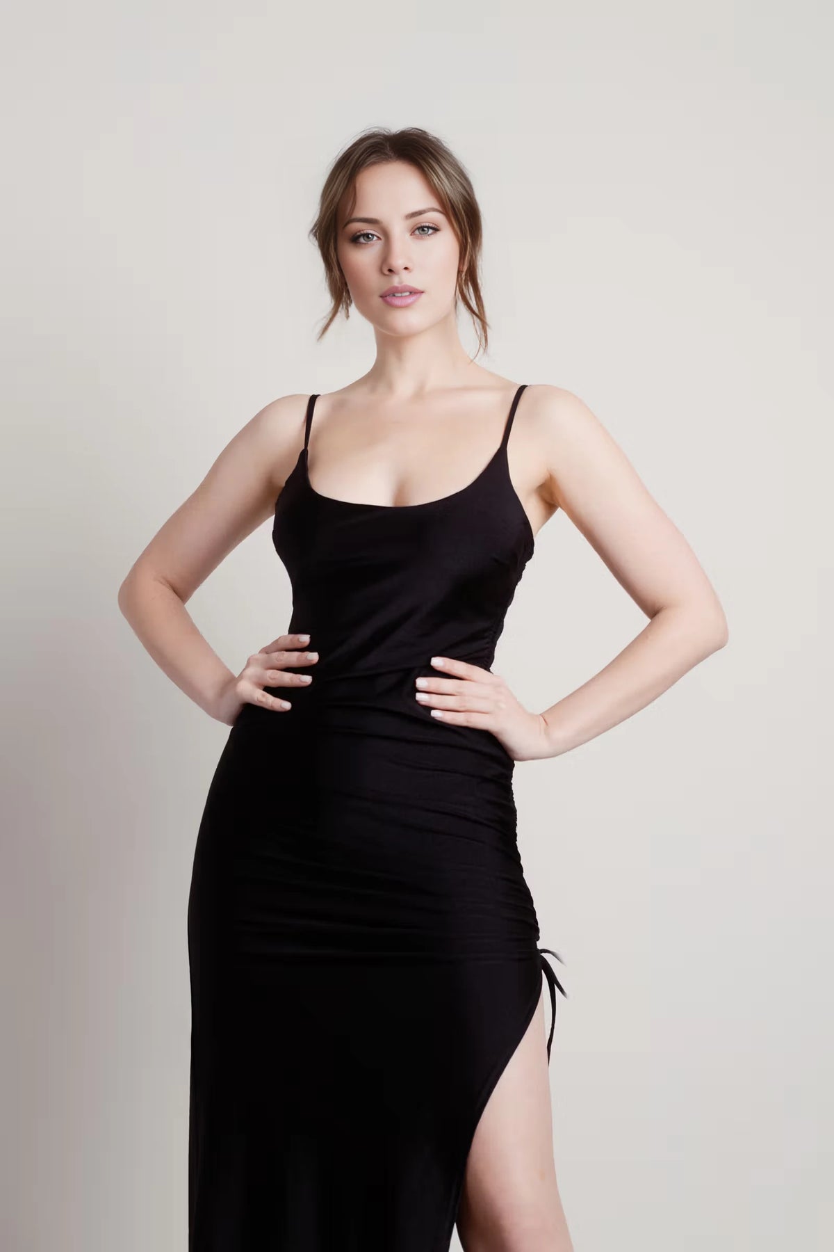 Vestido de fiesta largo hasta el suelo, con escote cuadrado, sin mangas, tirantes finos, espalda descubierta con abertura lateral 
