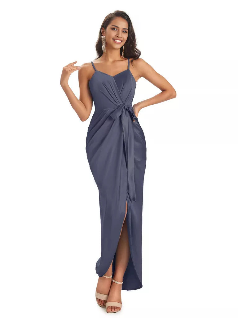 Vestidos de dama de honor asimétricos de satén suave con escote en V y tirantes finos de corte sirena