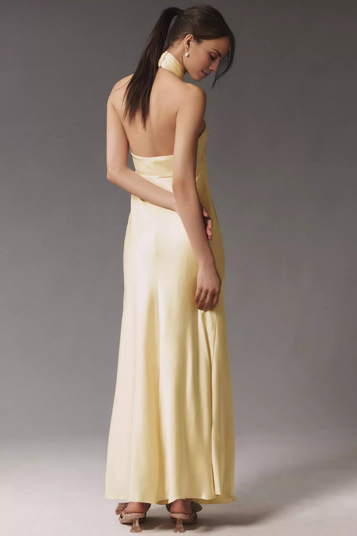 Vestido de fiesta con cuello recto, cuello colgante, hombros descubiertos, sin mangas, espalda descubierta y largo hasta el suelo 