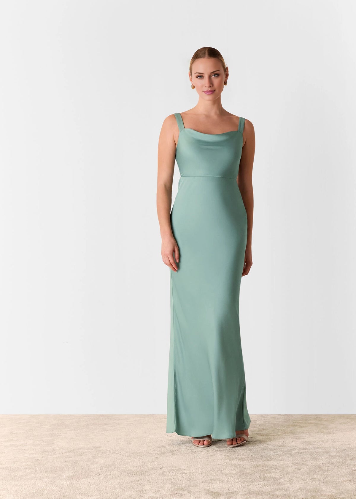 Vestido de fiesta recto con escote cuadrado, hombros descubiertos, sin mangas, espalda descubierta y largo hasta el suelo 