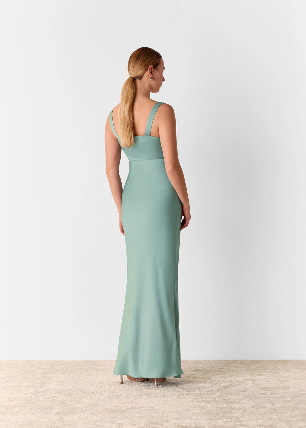 Vestido de fiesta recto con escote cuadrado, hombros descubiertos, sin mangas, espalda descubierta y largo hasta el suelo 