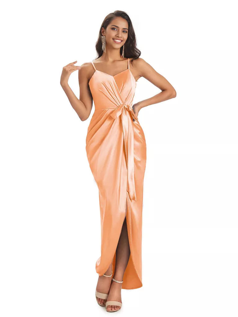 Vestidos de dama de honor asimétricos de satén suave con escote en V y tirantes finos de corte sirena
