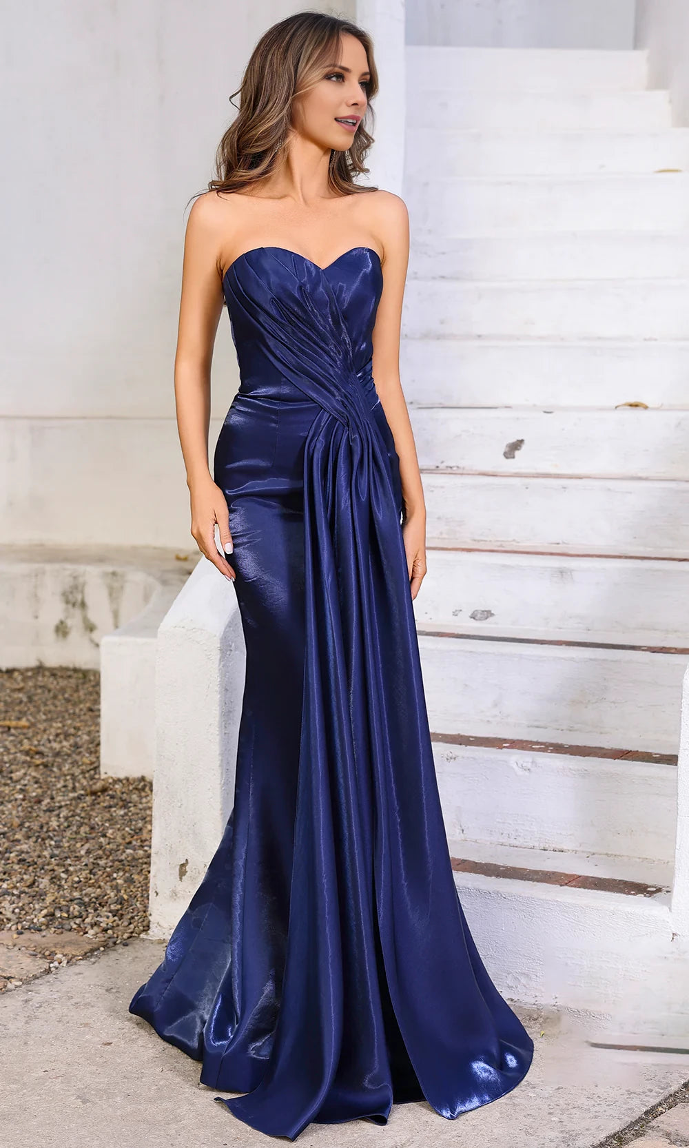 Vestido de fiesta largo hasta el suelo, sin mangas, con cuello de corazón, hombros descubiertos, espalda descubierta, detalles plisados