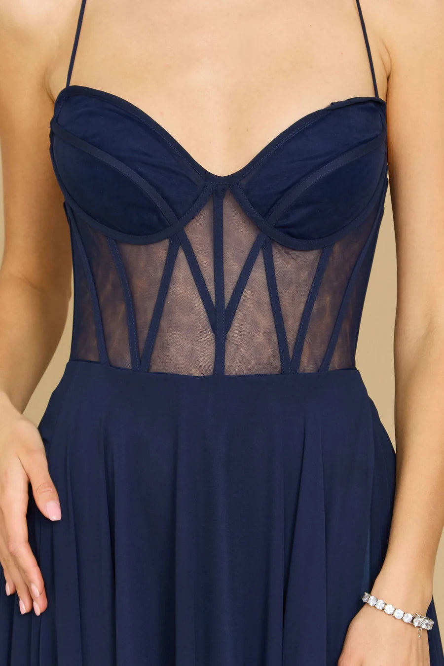 Vestido de fiesta largo hasta el suelo, sin mangas, con escote en forma de corazón, hombros descubiertos, tirantes finos, espalda descubierta, abertura lateral 