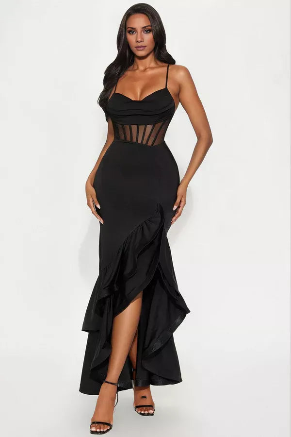 Vestido de noche largo hasta el suelo, sin mangas, con cuello de corazón, tirantes finos en los hombros, espalda descubierta, borde con volantes 