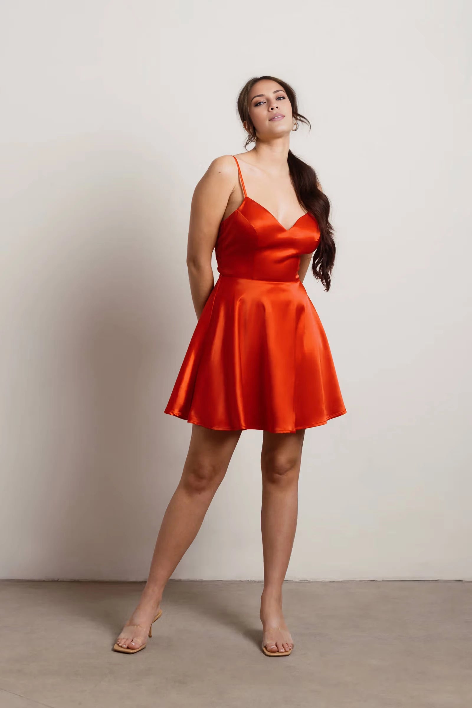 Vestido corto mini de fiesta con escote corazón, hombros descubiertos, sin mangas, tirantes finos en los hombros y espalda descubierta 