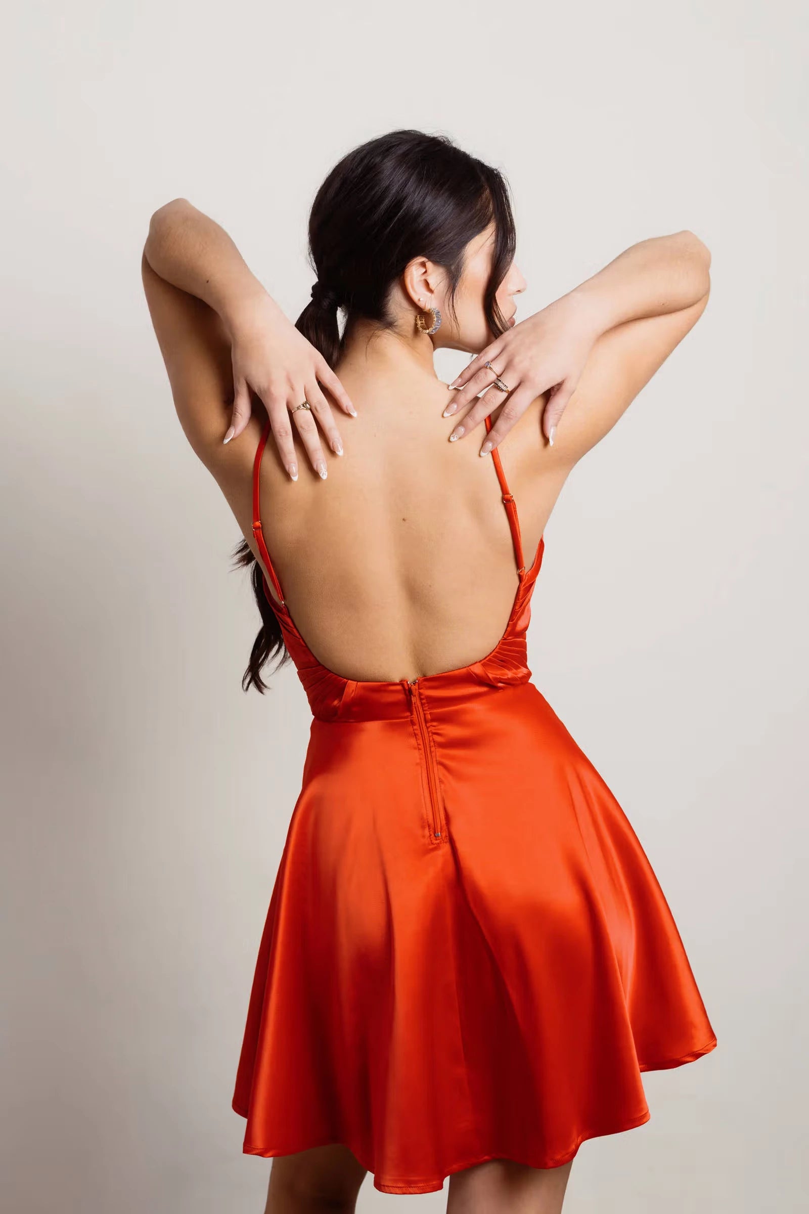 Vestido corto mini de fiesta con escote corazón, hombros descubiertos, sin mangas, tirantes finos en los hombros y espalda descubierta 