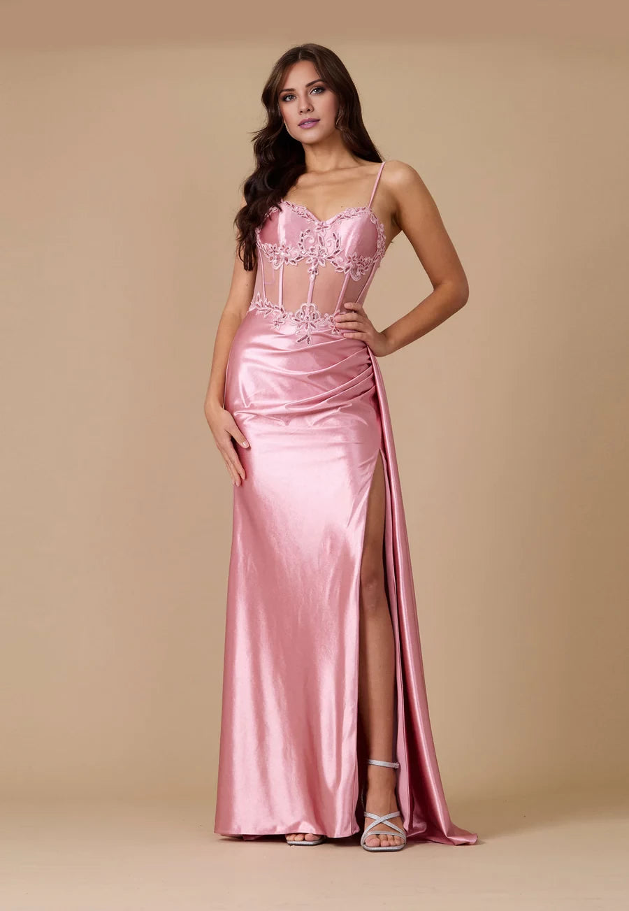 Vestido de fiesta con escote corazón, tirantes finos, pegatinas de encaje, abertura en la espalda con efecto rocío floral y largo hasta el suelo. 