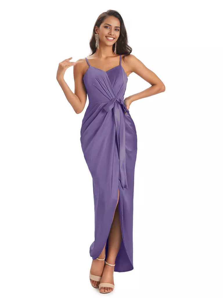 Vestidos de dama de honor asimétricos de satén suave con escote en V y tirantes finos de corte sirena