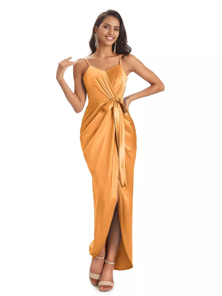 Vestidos de dama de honor asimétricos de satén suave con escote en V y tirantes finos de corte sirena