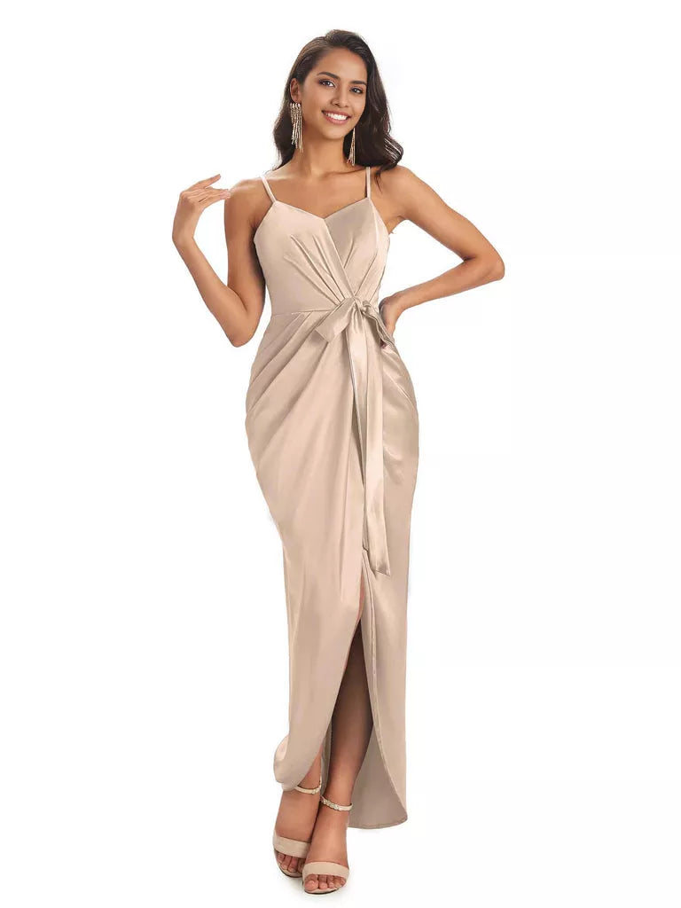 Vestidos de dama de honor asimétricos de satén suave con escote en V y tirantes finos de corte sirena